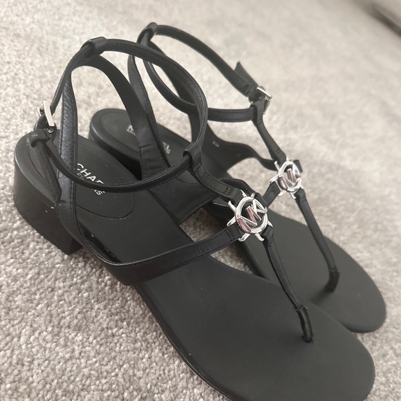 Micheal Kors black leather sandals with silver details - Picture 11 of 11